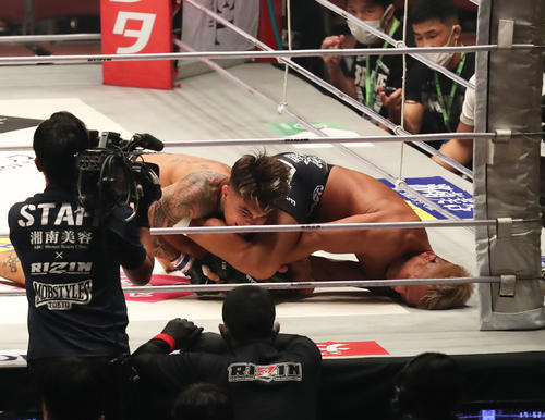 武田光司対ザック・ゼイン　1回、ザック・ゼイン（左）の腕を取る武田（撮影・屋方直哉）
