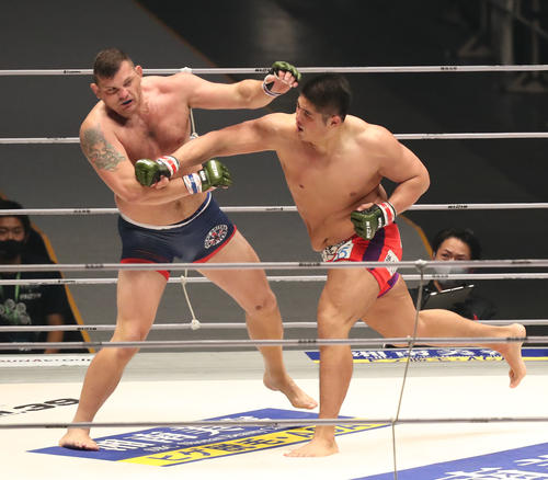 スダリオ剛対ヤノス・チューカス　1回、ヤノス・チューカス（左）にパンチを見舞うスダリオ剛（撮影・屋方直哉）