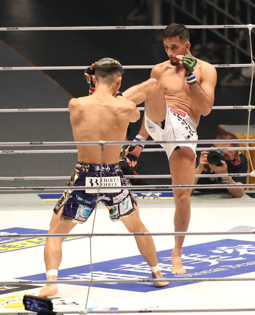 牛久絢太郎対クレベル・コイケ　1回、牛久（左）にキックを見舞うクレベル・コイケ（撮影・屋方直哉）