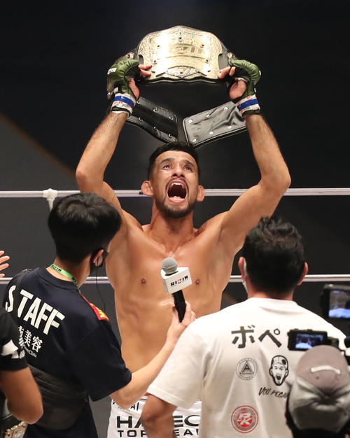 牛久絢太郎対クレベル・コイケ　牛久に勝利し、ベルトを掲げ雄たけびを上げるクレベル・コイケ（撮影・屋方直哉）