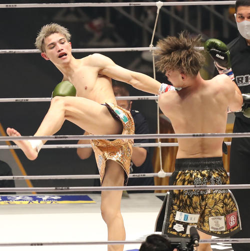 栗秋祥梧対翔　2回、翔（右）にキックを見舞う栗秋（撮影・屋方直哉）