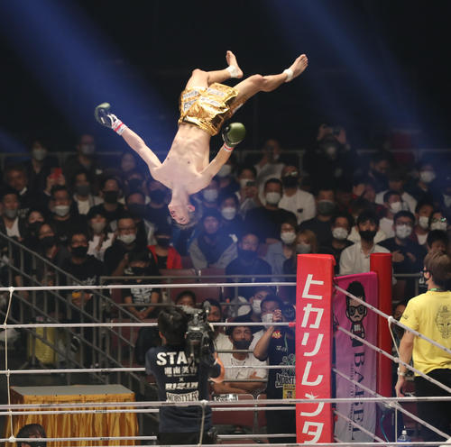 栗秋祥梧対翔　2回、翔に勝利しバック宙を披露する栗秋（撮影・屋方直哉）