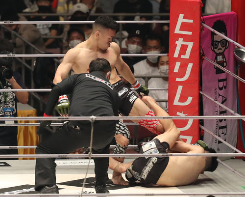 中原由貴対原口央　1回、原口（下）にキックを見舞う中原（撮影・屋方直哉）