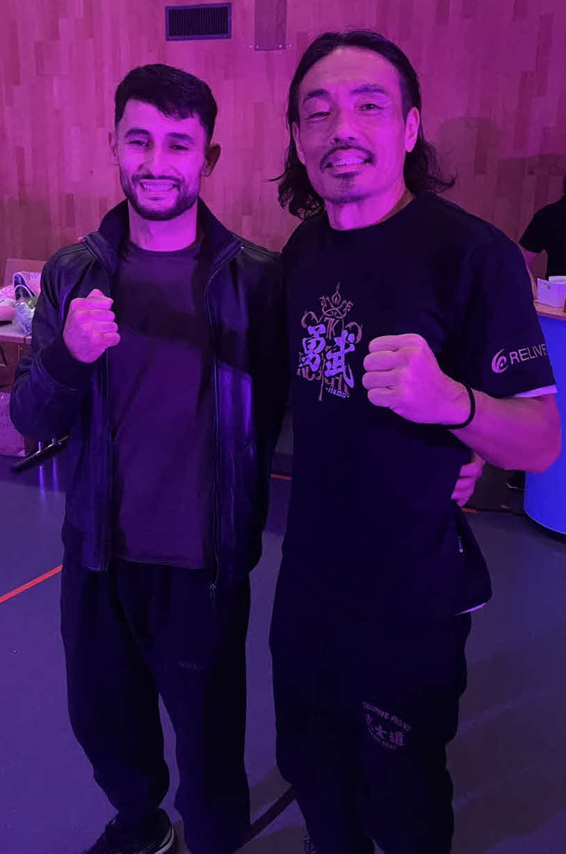 スイス・チューリヒで開催された格闘技大会「ノックアウト・ファイトナイト8」で対戦したパトリック・カバシ（左）と記念撮影する安彦考真