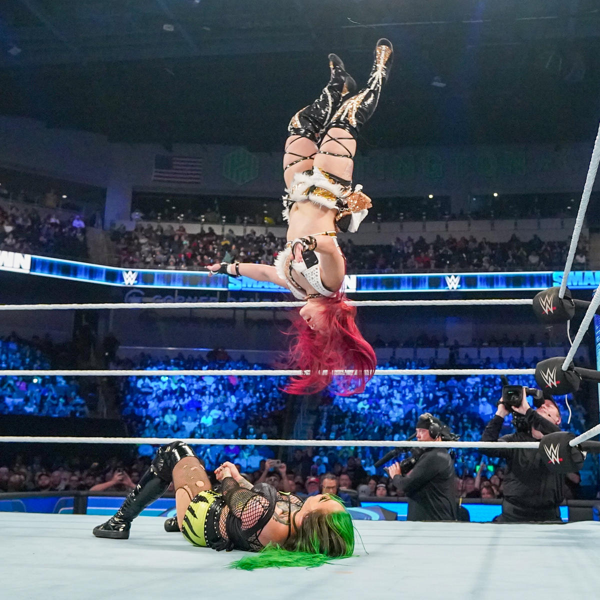 ショッツィ（下）に月面水爆を成功させたイヨ・スカイ（C）2022 WWE, Inc. All Rights Reserved