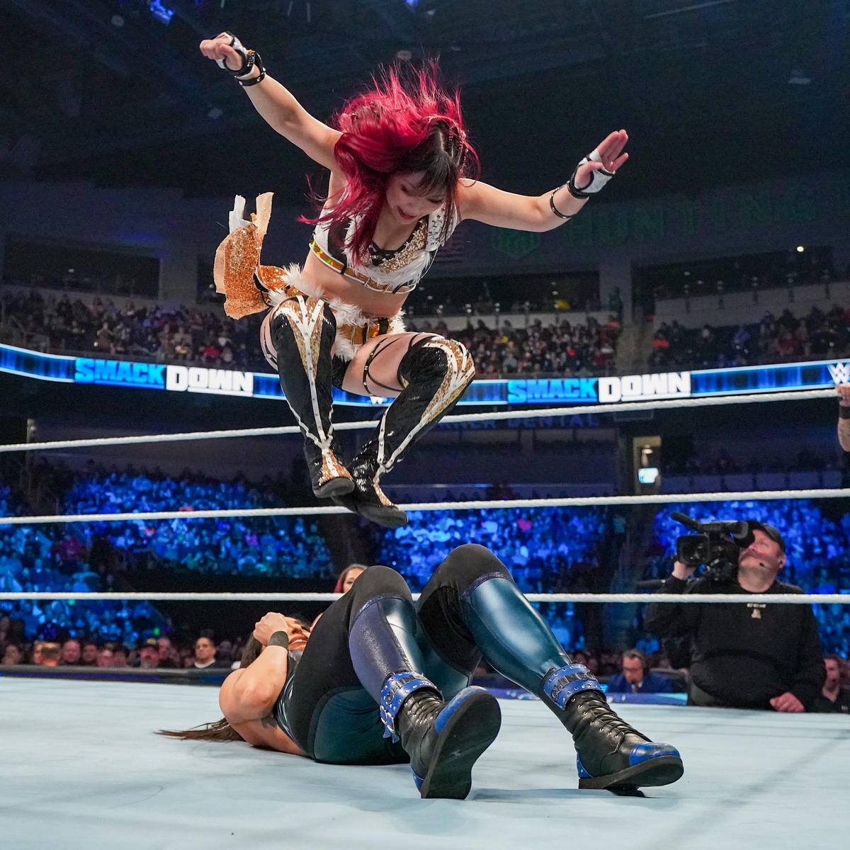 ラケル・ロドリゲス（下）を踏みつけるイヨ・スカイ（C）2022 WWE, Inc. All Rights Reserved