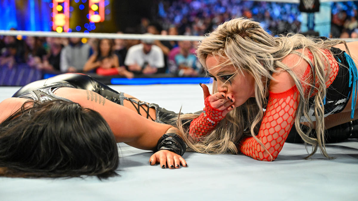 痛めつけたソーニャ・デビル（左）にキスを送ろうとしたリブ・モーガン（C）2022 WWE, Inc. All Rights Reserved