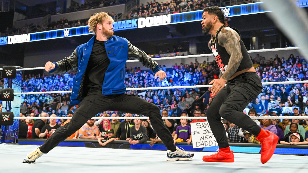 ローガン・ポール（左）にボクシング仕込みの右拳を浴びるジェイ・ウーソ（C）2022 WWE, Inc. All Rights Reserved