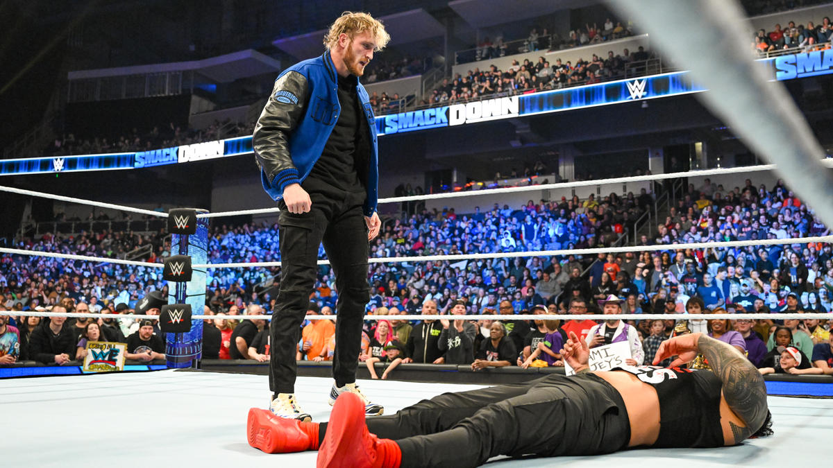 ローガン・ポール（左）に右拳1発でKOされたジェイ・ウーソ（C）2022 WWE, Inc. All Rights Reserved