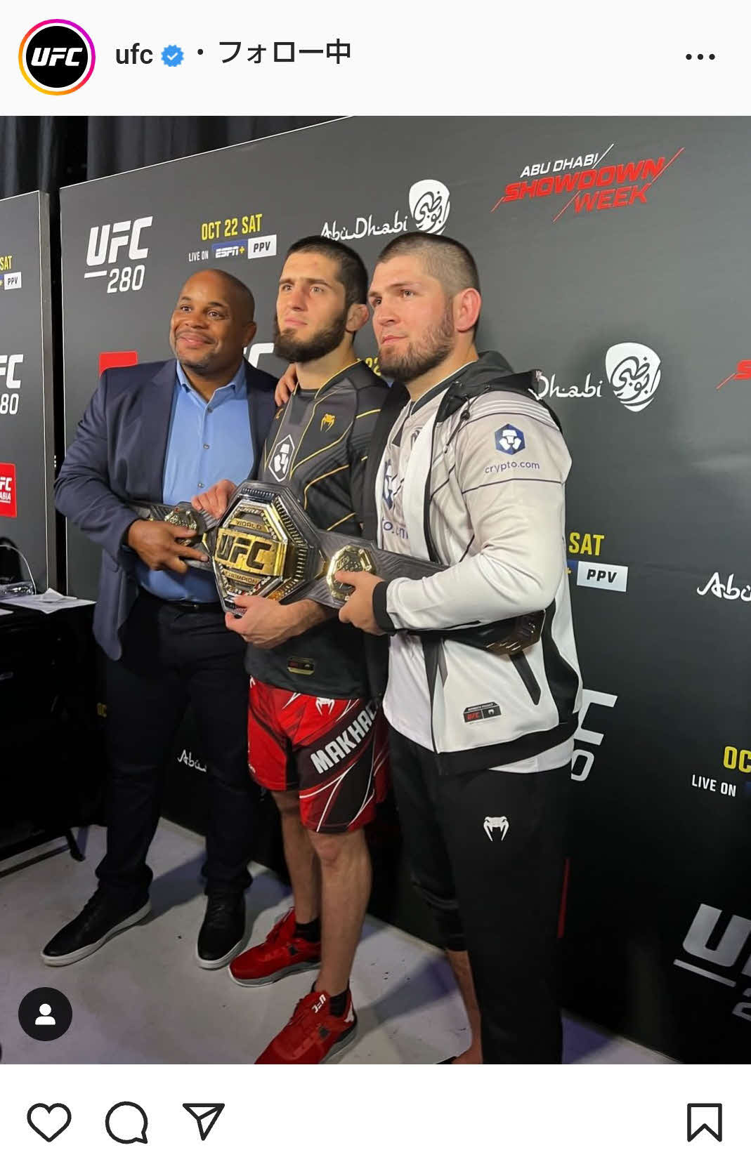 UFCライト級新王者マカチェフ（中央）。右端は元UFC同級王者ヌルマゴメドフ氏、左端は元UFCヘビー級王者コーミエ氏（UFC公式インスタグラムより）