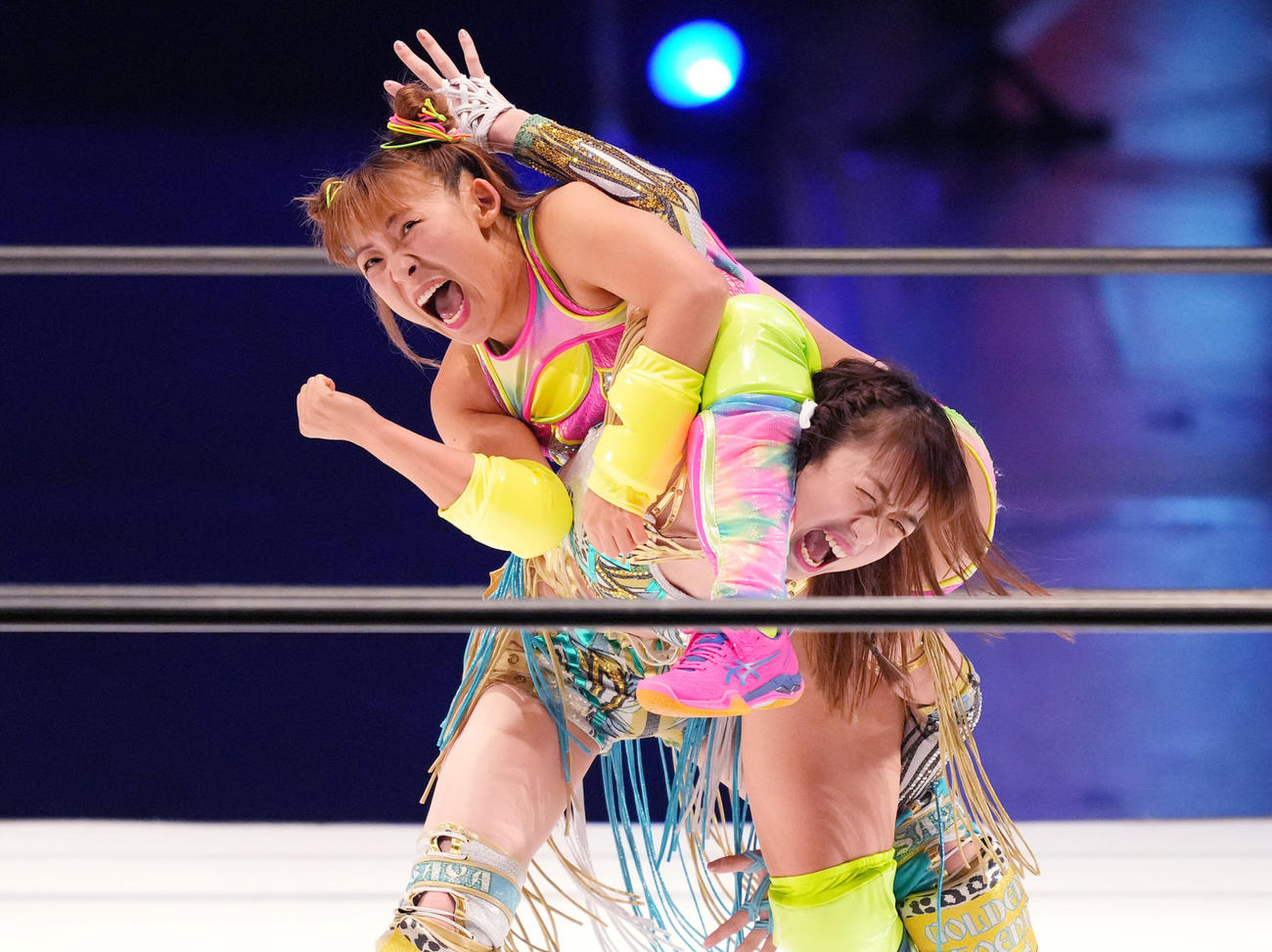 デビュー戦で上谷沙弥（右）に卍固めを決めるフワちゃん（撮影・菅敏）