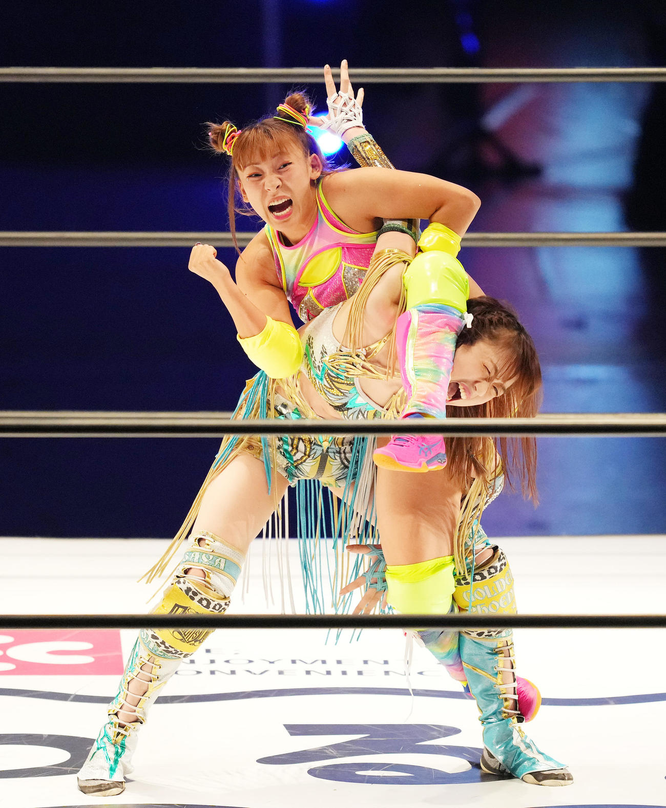 デビュー戦で上谷沙弥（右）に卍固めを決めるフワちゃん（撮影・菅敏）