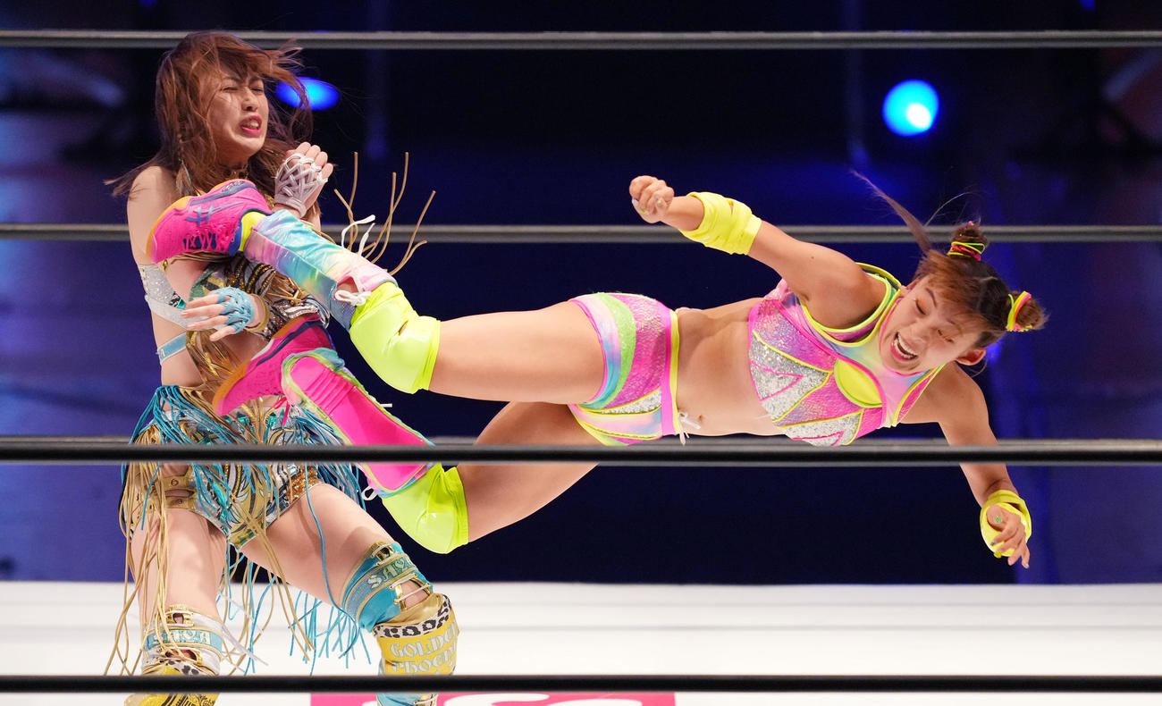 デビュー戦で上谷沙弥（左）にドロップキックを決めるフワちゃん（撮影・菅敏）