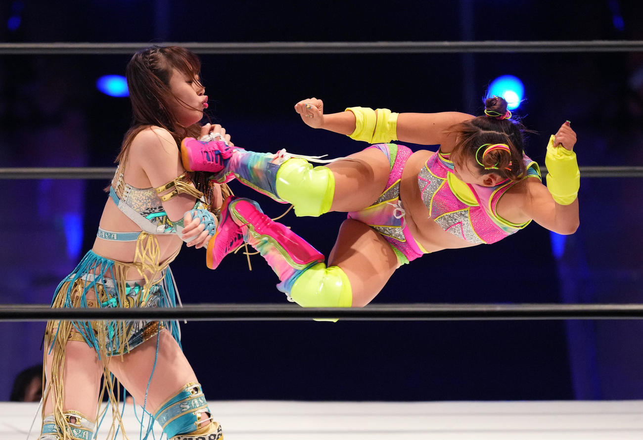 デビュー戦で上谷沙弥（左）にドロップキックを決めるフワちゃん（撮影・菅敏）