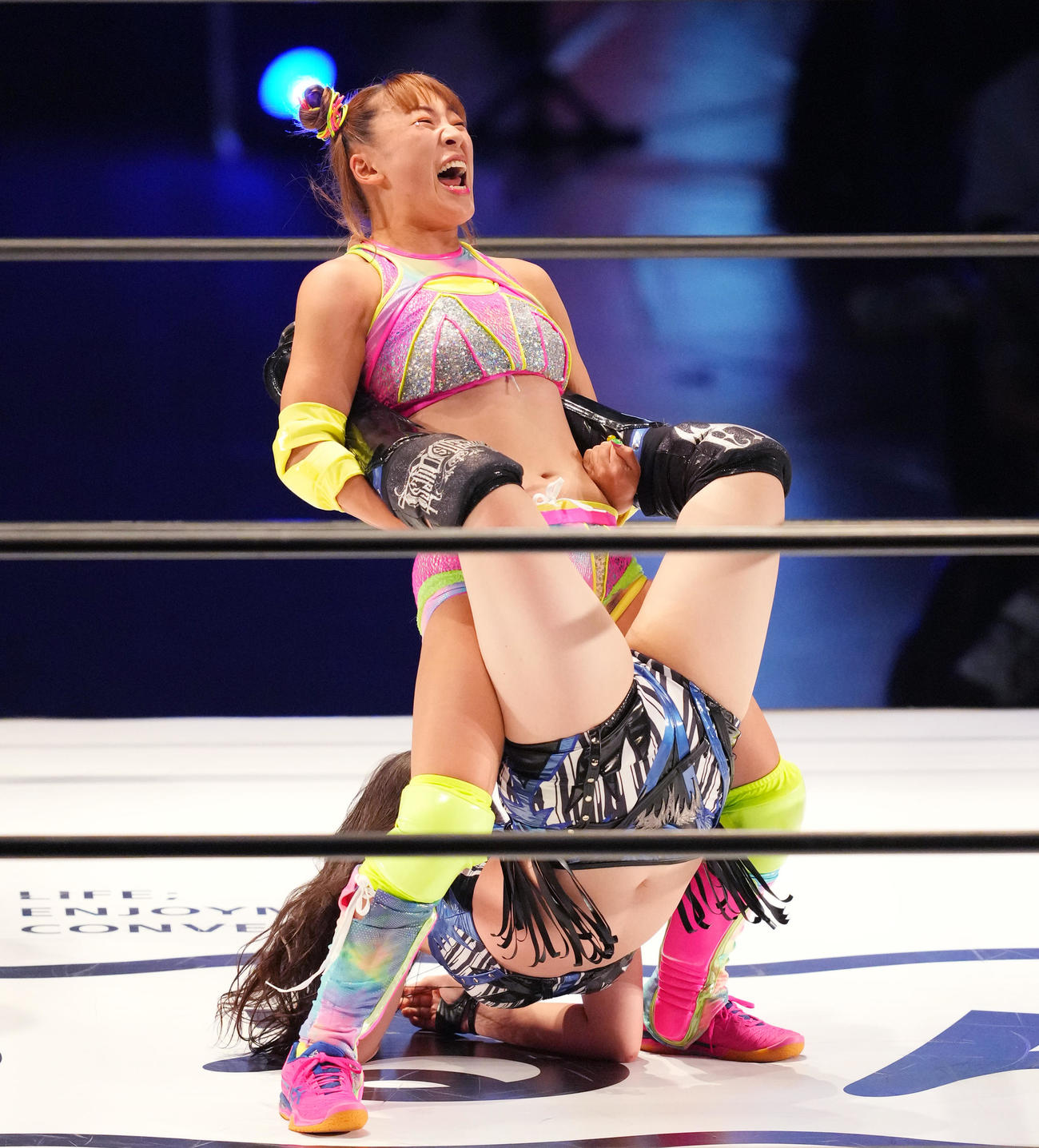 デビュー戦で妃南（下）にエビ固めを決めるフワちゃん（撮影・菅敏）