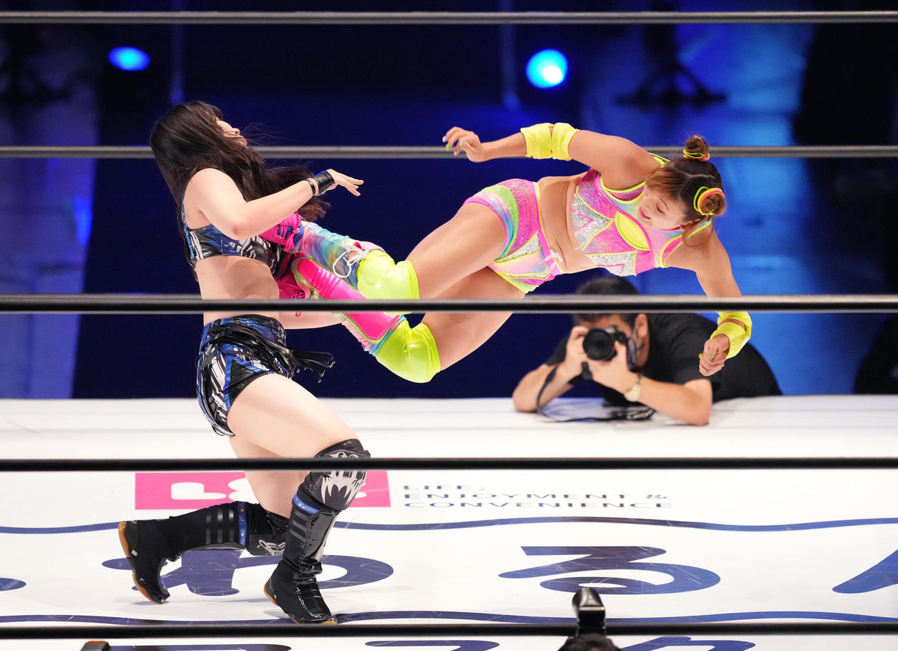 スターダムアリーナ立川立飛大会　デビュー戦で妃南（左）にドロップキックを決めるフワちゃん（撮影・菅敏）