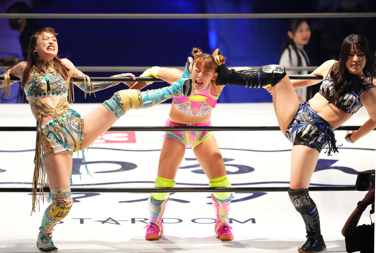 デビュー戦で上谷（左）、妃南（右）に攻撃されるフワちゃん（撮影・菅敏）