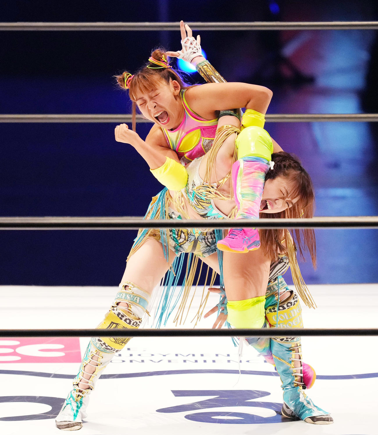 デビュー戦で上谷沙弥（右）に卍固めを決めるフワちゃん（撮影・菅敏）