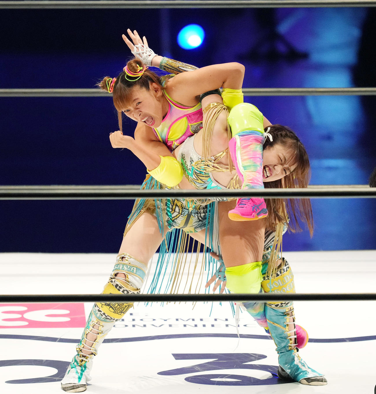 デビュー戦で上谷（右）に卍固めを決めるフワちゃん（撮影・菅敏）