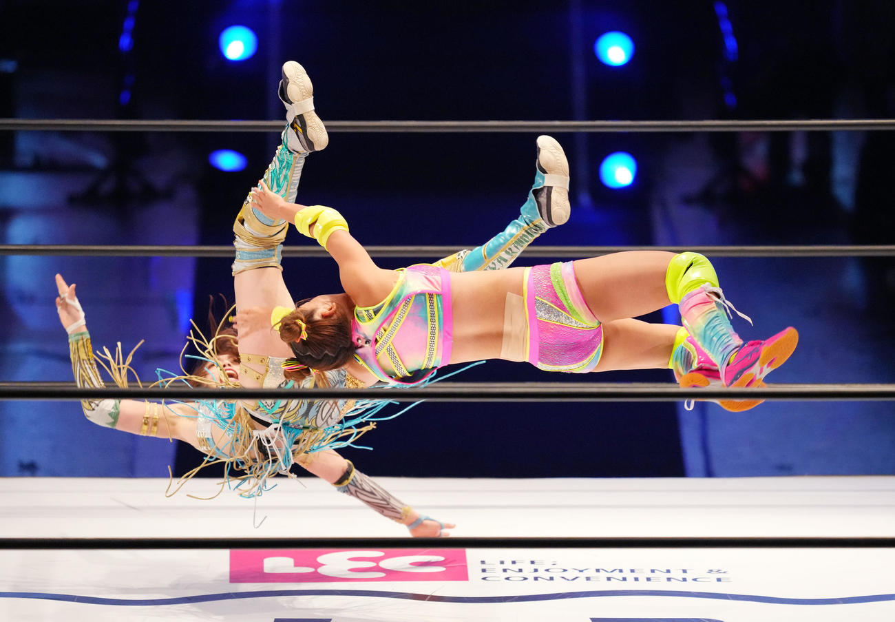 デビュー戦で上谷沙弥（左）に攻められ、宙に舞うフワちゃん（撮影・菅敏）