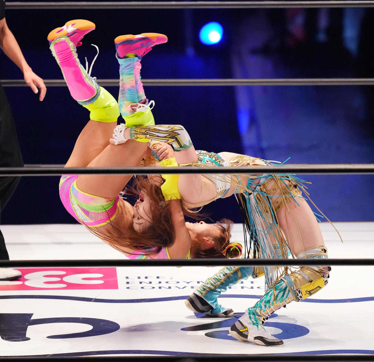 デビュー戦で上谷（右）に攻められるフワちゃん（撮影・菅敏）