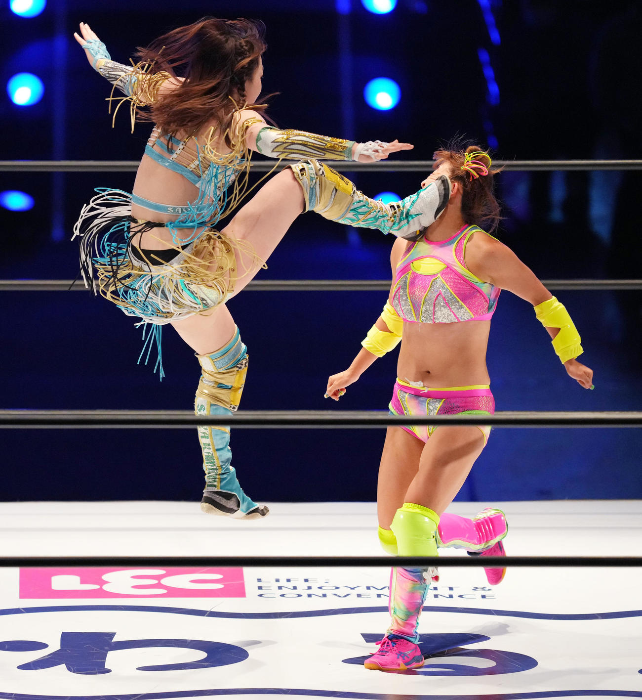 デビュー戦で上谷（左）に顔面を蹴られるフワちゃん（撮影・菅敏）