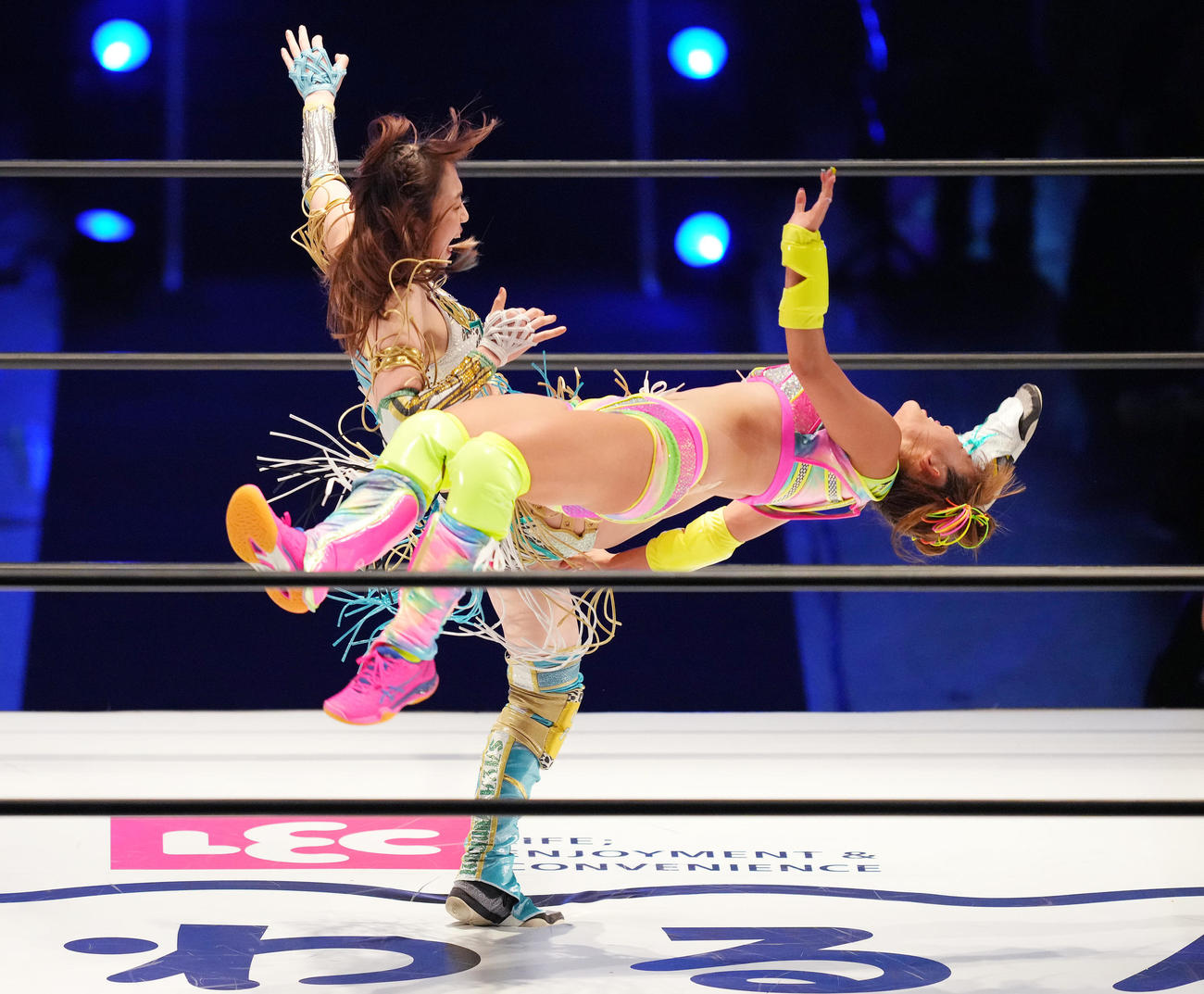 デビュー戦で上谷（左）に顔面を蹴られ、宙に舞うフワちゃん（撮影・菅敏）