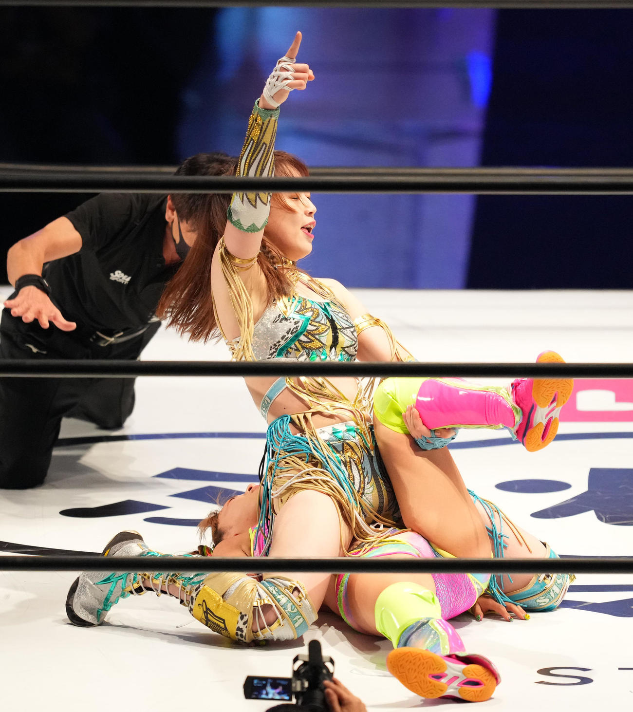 デビュー戦で上谷（上）に敗れるフワちゃん（撮影・菅敏）