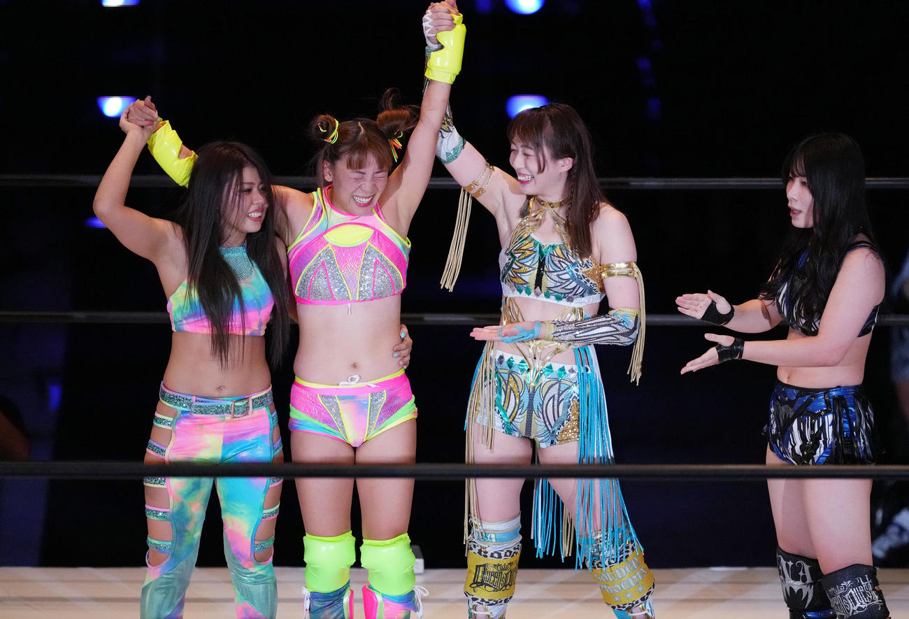 デビュー戦を終え、上谷（右から2人目）、妃南（右端）、葉月（左端）に労われるフワちゃん（撮影・菅敏）