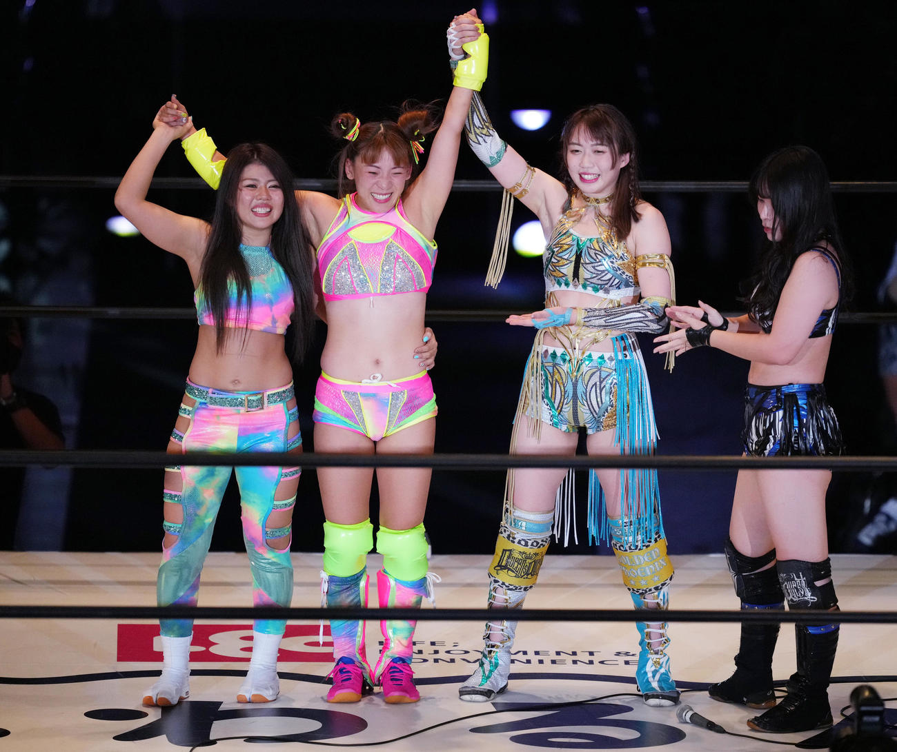 ビュー戦を終え、上谷（右から2人目）、妃南（右端）、葉月（左端）に労われるフワちゃん（撮影・菅敏）