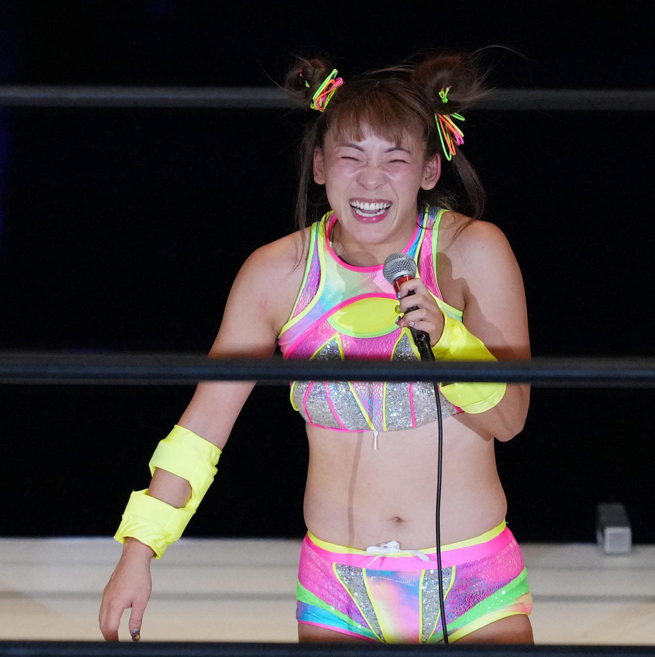デビュー戦を終え、マイク・パフォーマンスをするフワちゃん（撮影・菅敏）