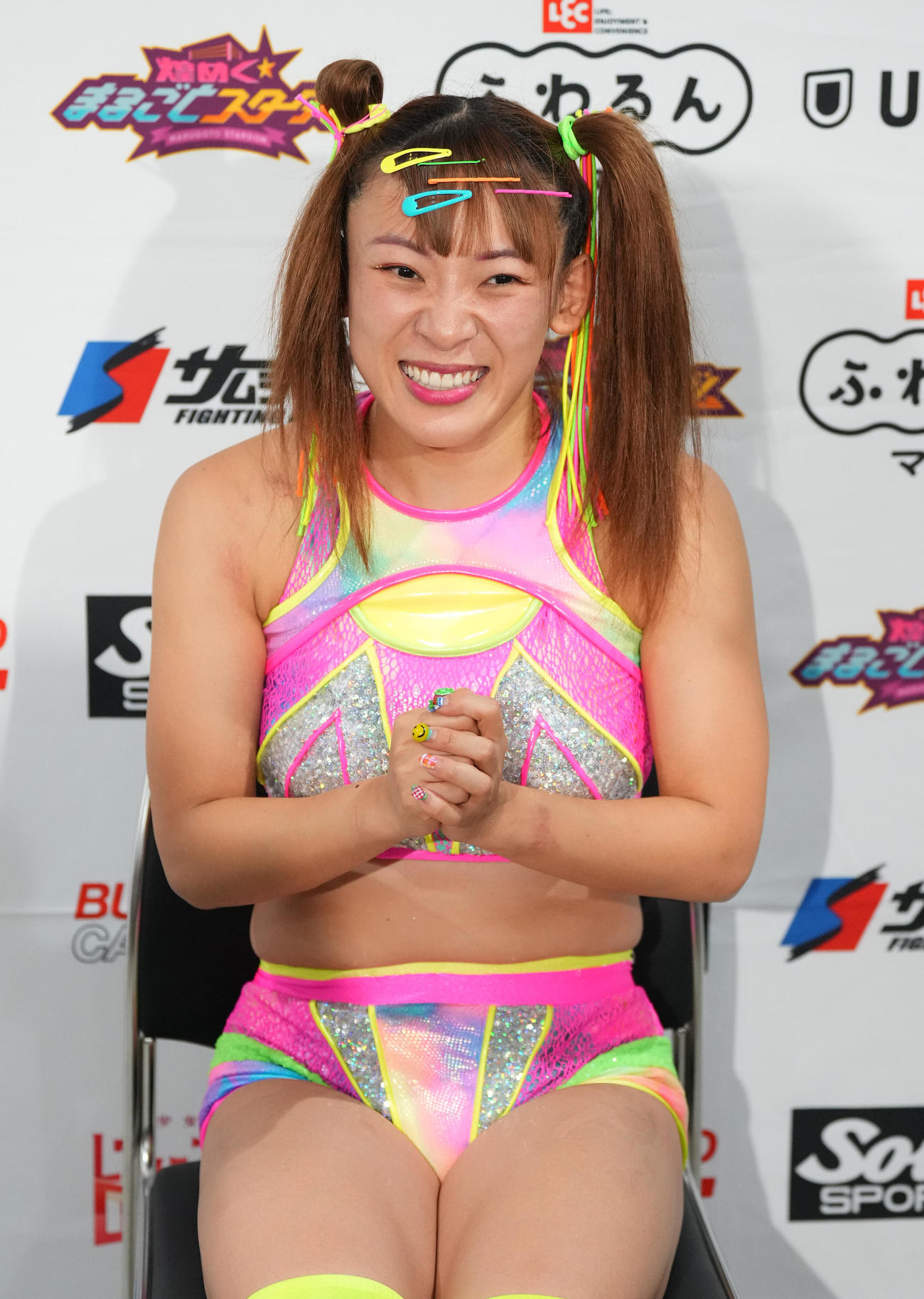 デビュー戦を終え、記者の質問に答えるフワちゃん（撮影・菅敏）