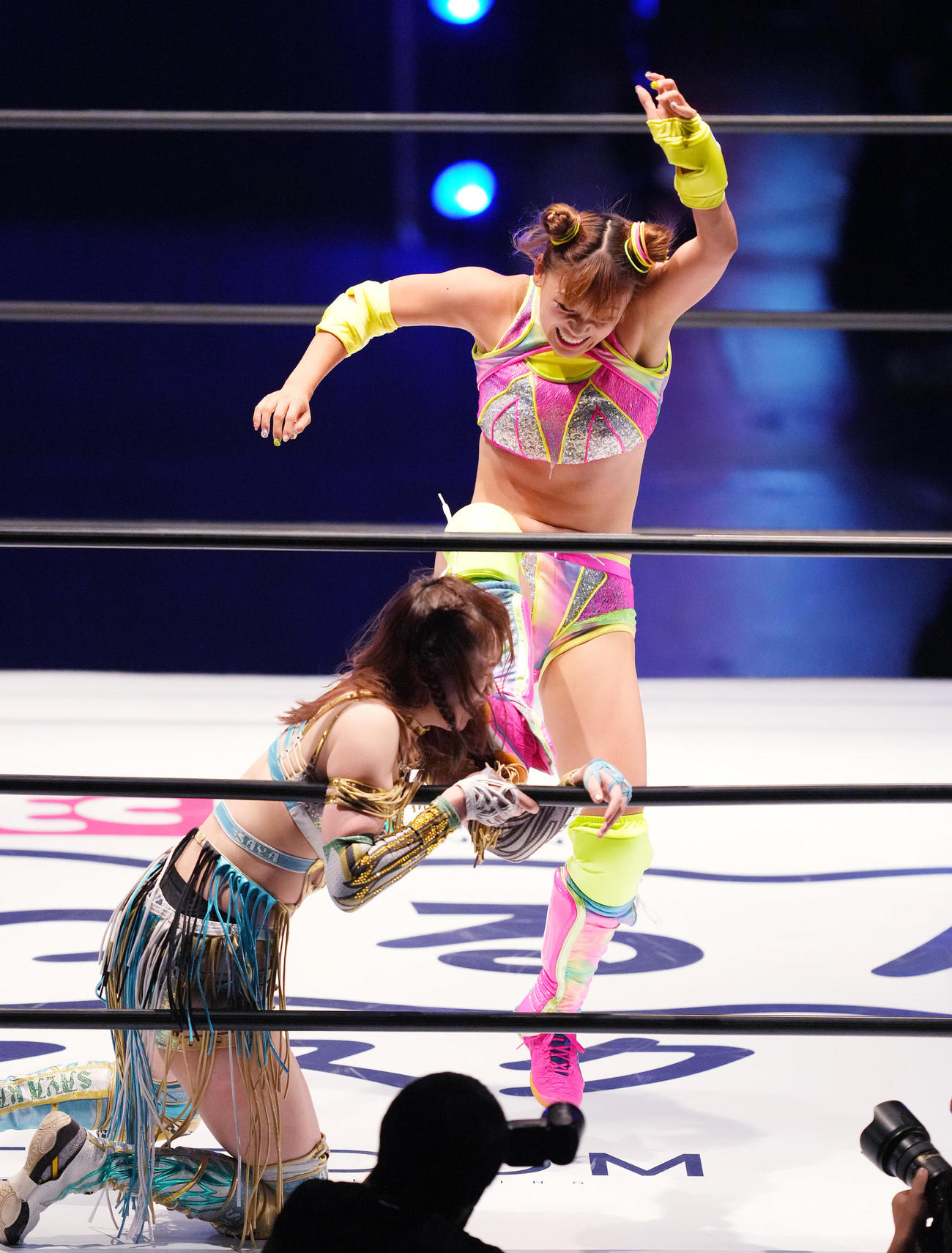 デビュー戦で上谷（手前）の顔面にキックを入れるフワちゃん（撮影・菅敏）