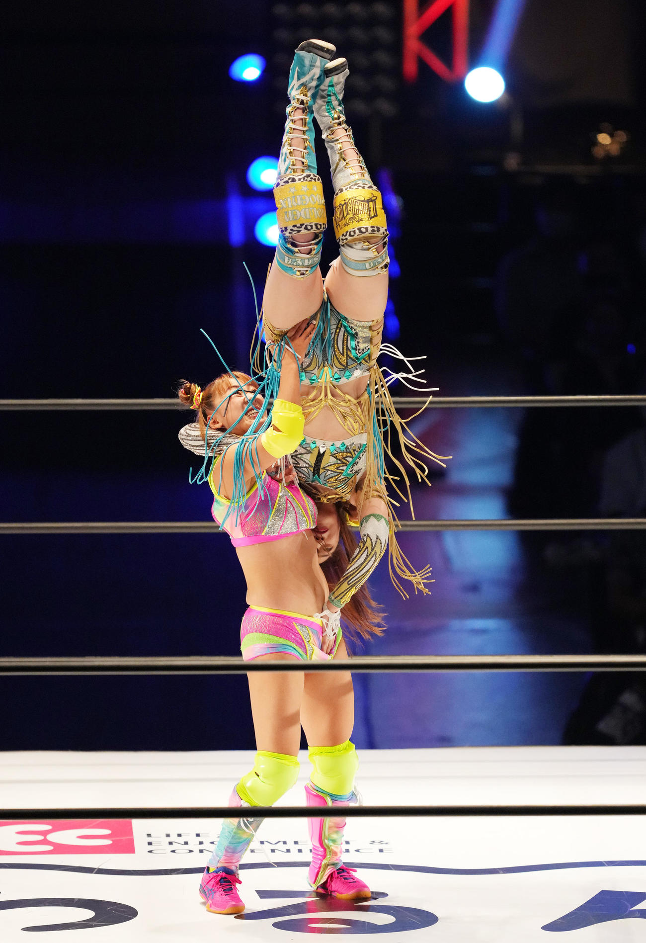 デビュー戦で上谷（上）にブレーンバスターを決めるフワちゃん（撮影・菅敏）