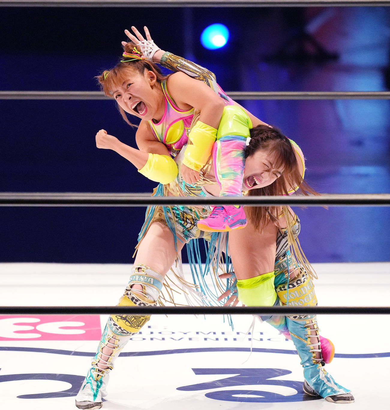 デビュー戦で上谷沙弥（右）に卍固めを決めるフワちゃん（撮影・菅敏）