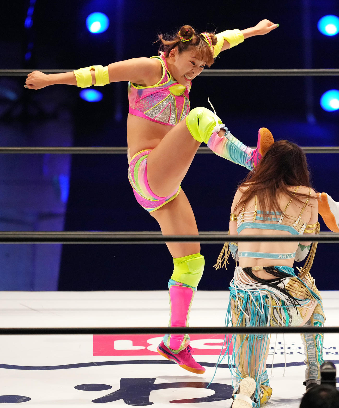 デビュー戦で上谷（右）の顔面にキックを入れるフワちゃん（撮影・菅敏）