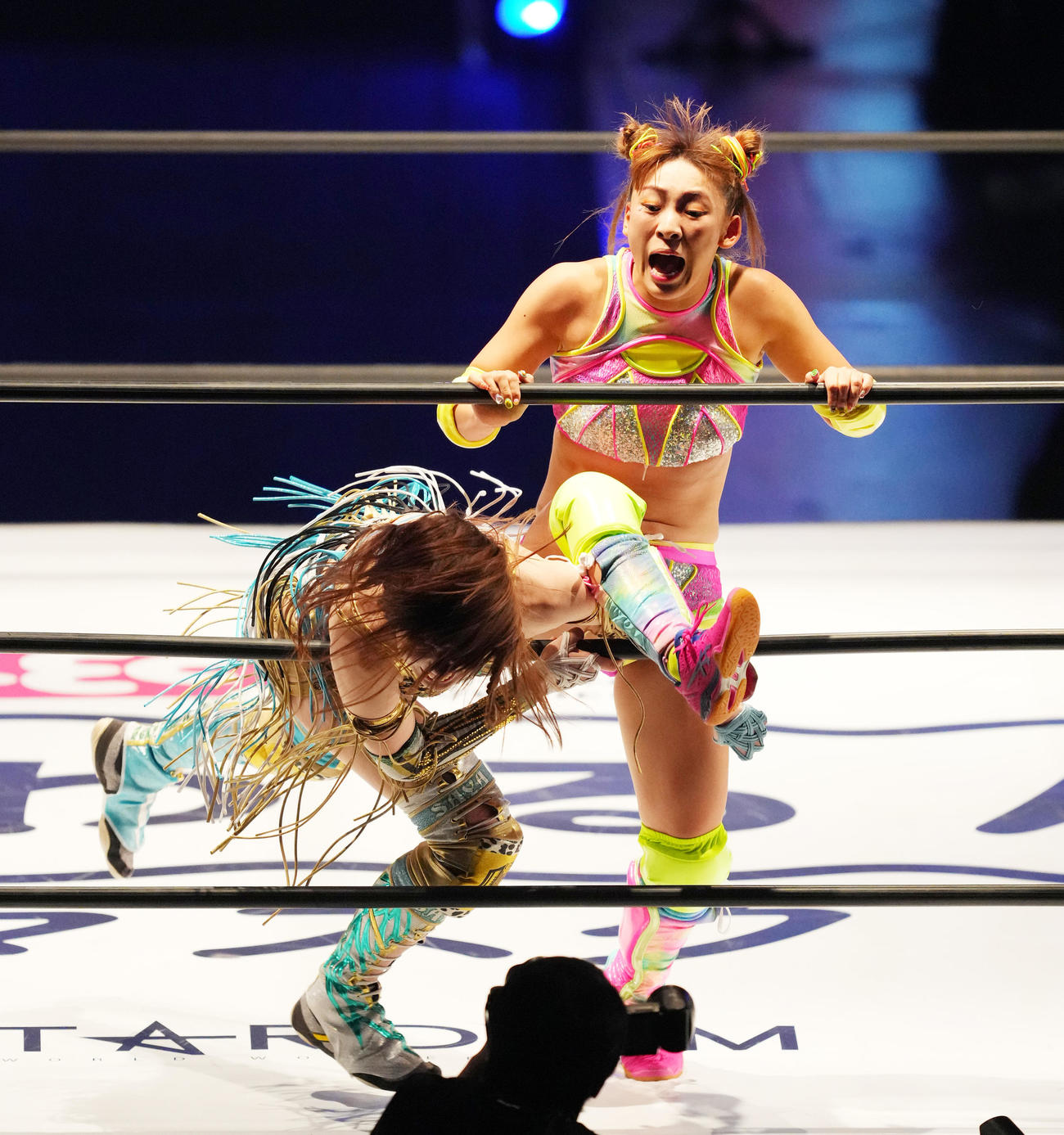 デビュー戦で上谷（手前）の顔面にキックを入れるフワちゃん（撮影・菅敏）
