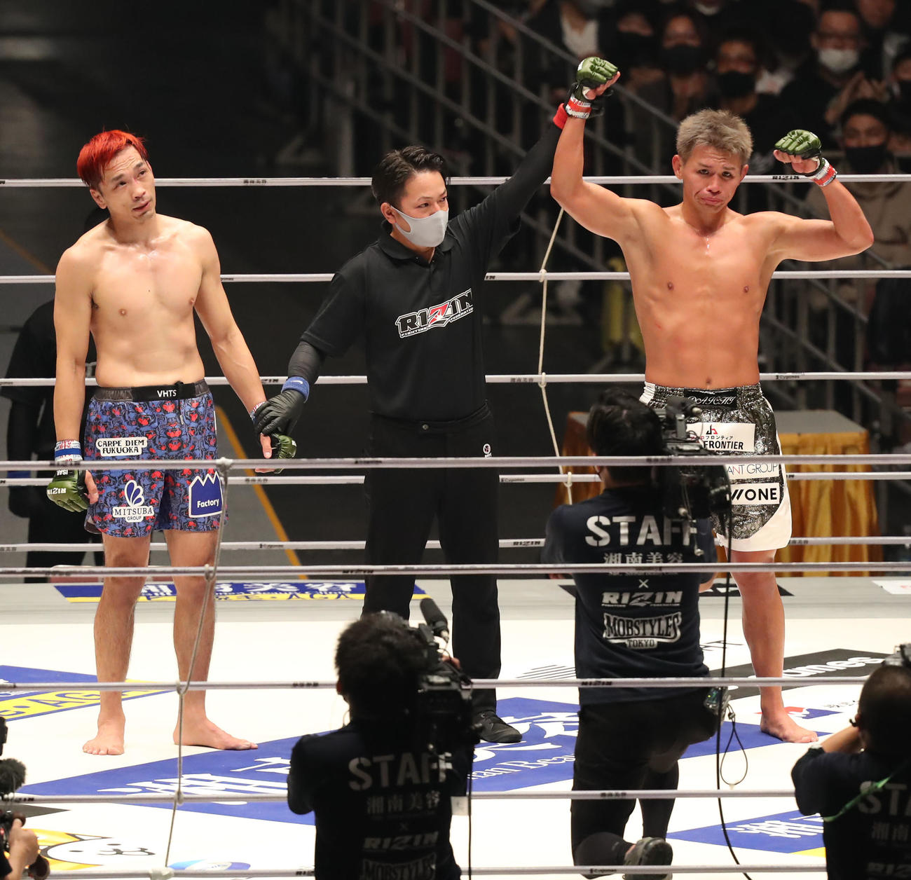 阿部大治対田村ヒビキ　田村（左）に勝利し、ガッツポーズをする阿部（撮影・屋方直哉）