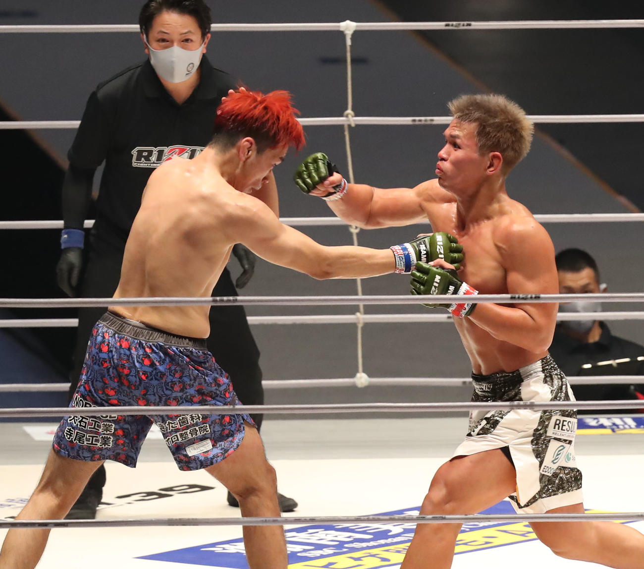阿部大治対田村ヒビキ　3回、田村（左）にパンチを見舞う阿部（撮影・屋方直哉）