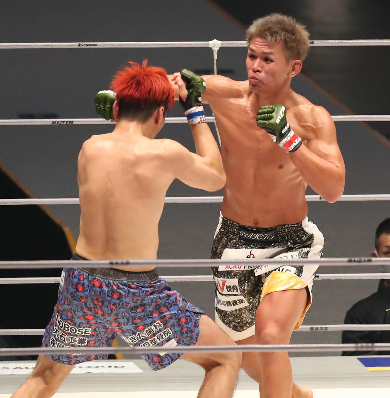阿部大治対田村ヒビキ　2回、田村（左）にパンチを見舞う阿部（撮影・屋方直哉）