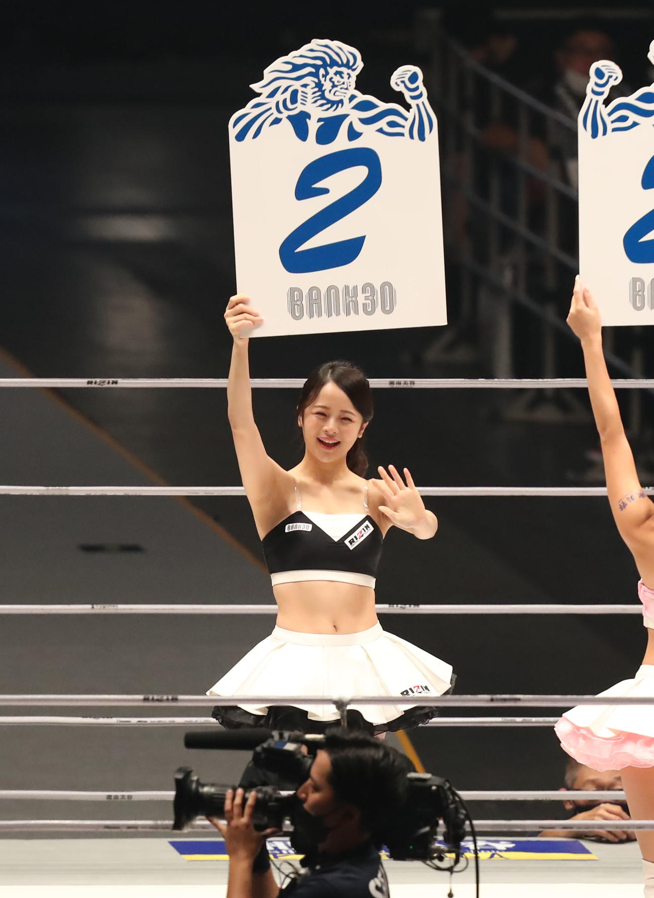 芦田崇宏対中田大貴　2回を示し観客に手を振るRIZINガール（撮影・屋方直哉）