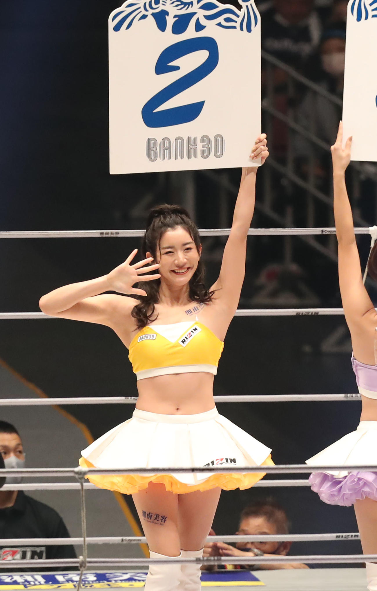 阿部大治対田村ヒビキ　2回を示し、観客に手を振るRIZINガール（撮影・屋方直哉）