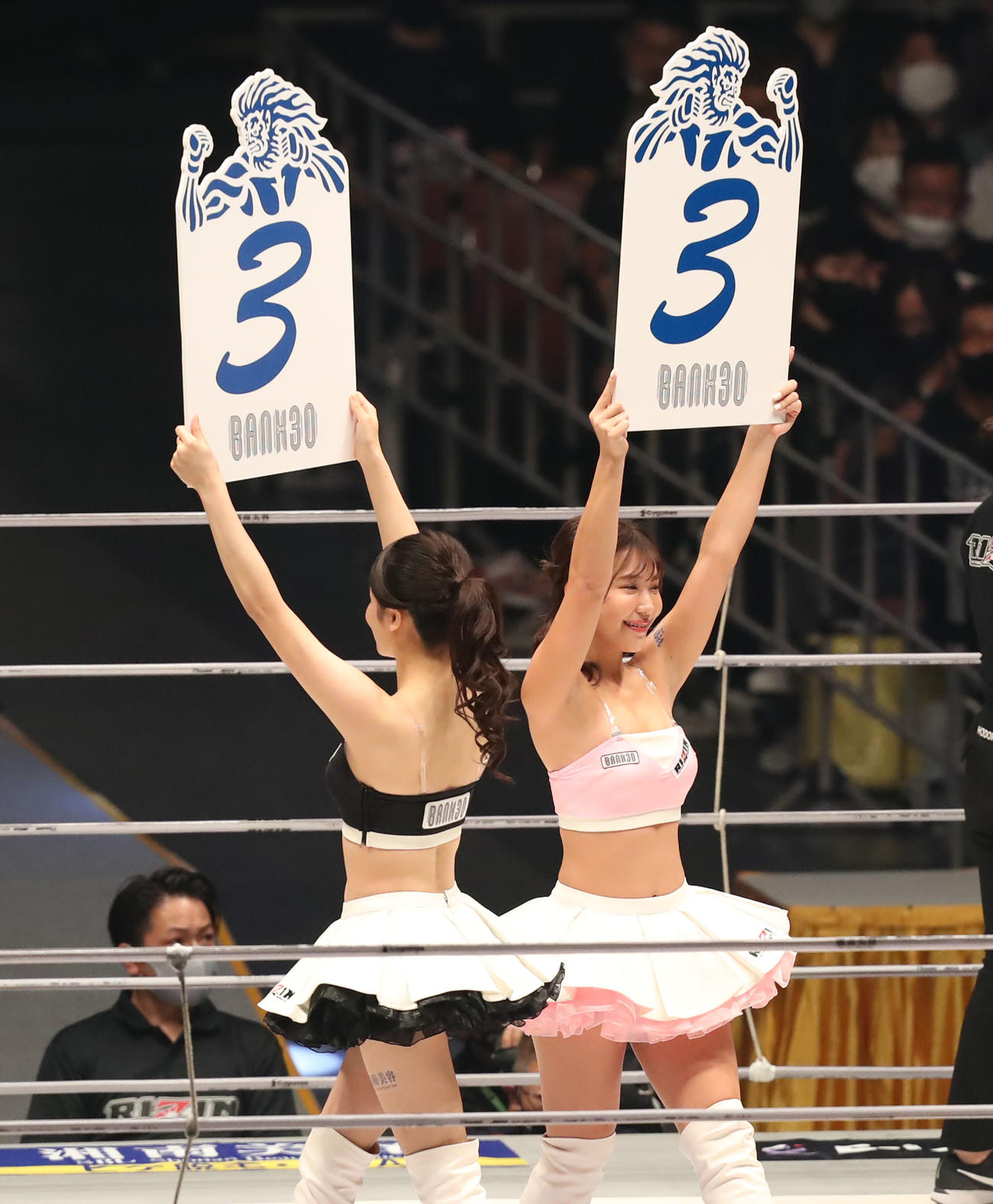 芦田崇宏対中田大貴　3回を示すRIZINガール（撮影・屋方直哉）