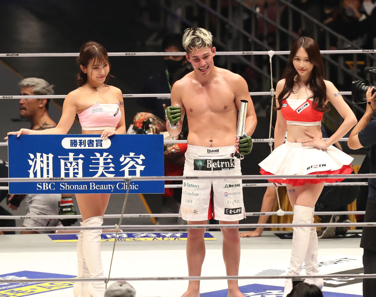 佐々木信治対宇佐美正パトリック　佐々木に勝利し、RIZINガールと笑顔で記念撮影をする宇佐美正パトリック（撮影・屋方直哉）