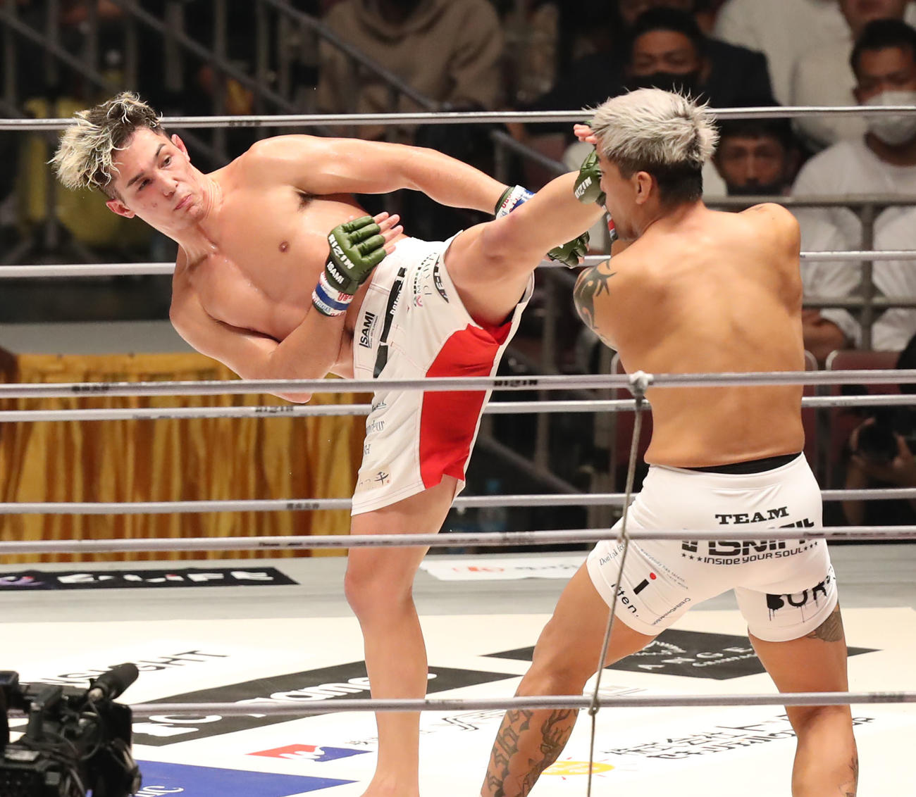 佐々木信治対宇佐美正パトリック　2回、佐々木（右）にキックを見舞う宇佐美正パトリック（撮影・屋方直哉）