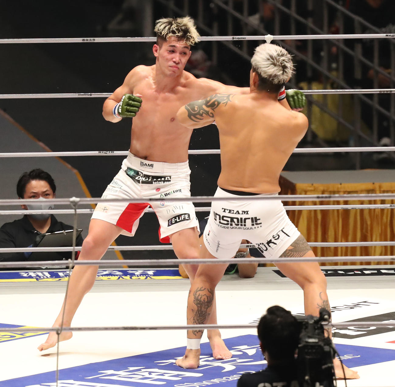 佐々木信治対宇佐美正パトリック　3回、佐々木（右）にパンチを見舞う宇佐美正パトリック（撮影・屋方直哉）