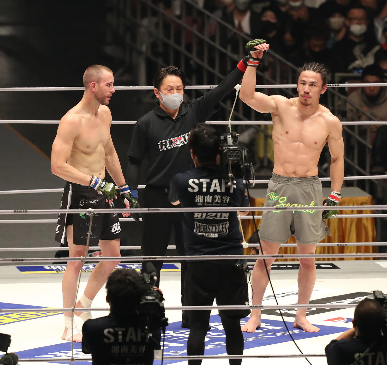 矢地祐介対ボイド・アレン　ボイド・アレン（左）に勝利した矢地（撮影・屋方直哉）