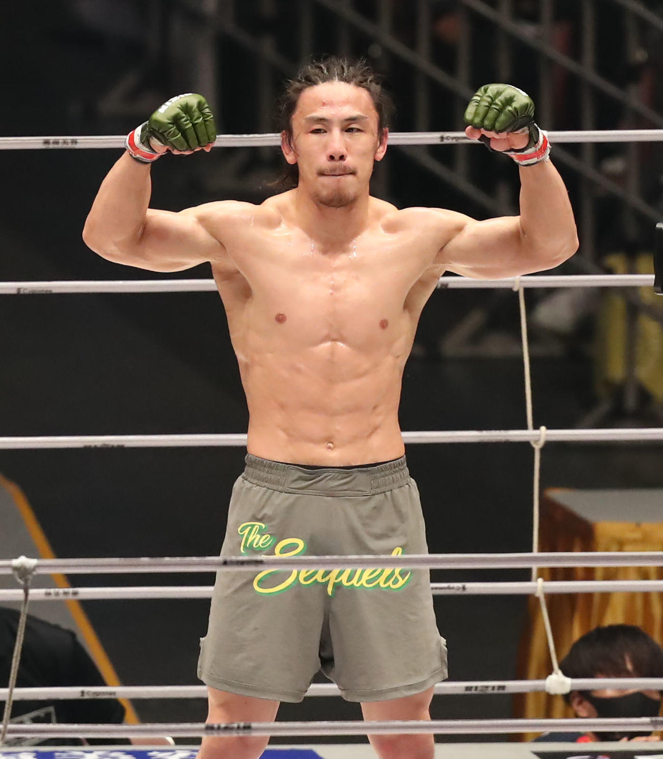矢地祐介対ボイド・アレン　ボイド・アレンに勝利し、ガッツポーズをする矢地（撮影・屋方直哉）
