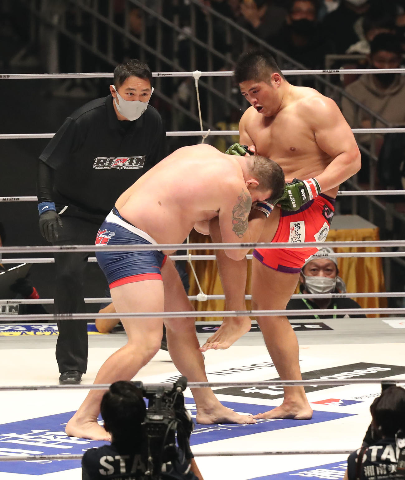 スダリオ剛対ヤノス・チューカス　1回、ヤノス・チューカス（左）に膝蹴りを見舞うスダリオ剛（撮影・屋方直哉）