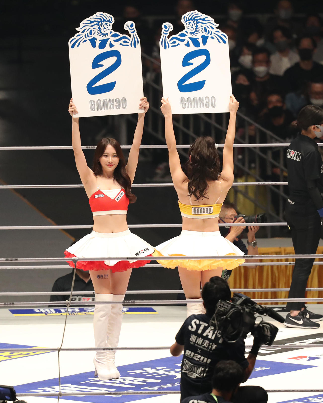 スダリオ剛対ヤノス・チューカス　2回を示すボードを掲げるRIZINガール（撮影・屋方直哉）
